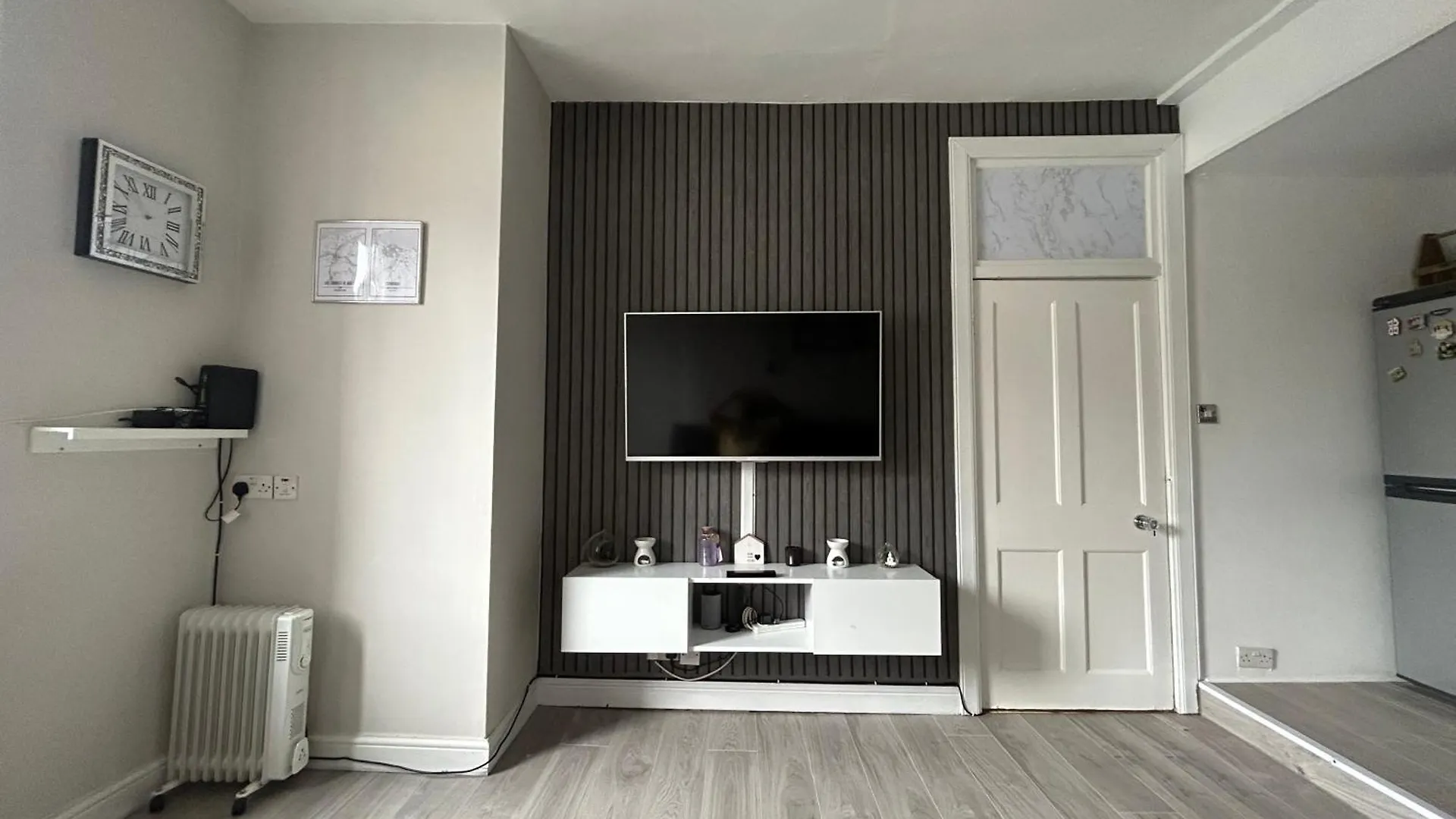 Bright Bedroom With King Side Bed And Shared Bathroom Or Whole One Bedroom Apartment エディンバラ