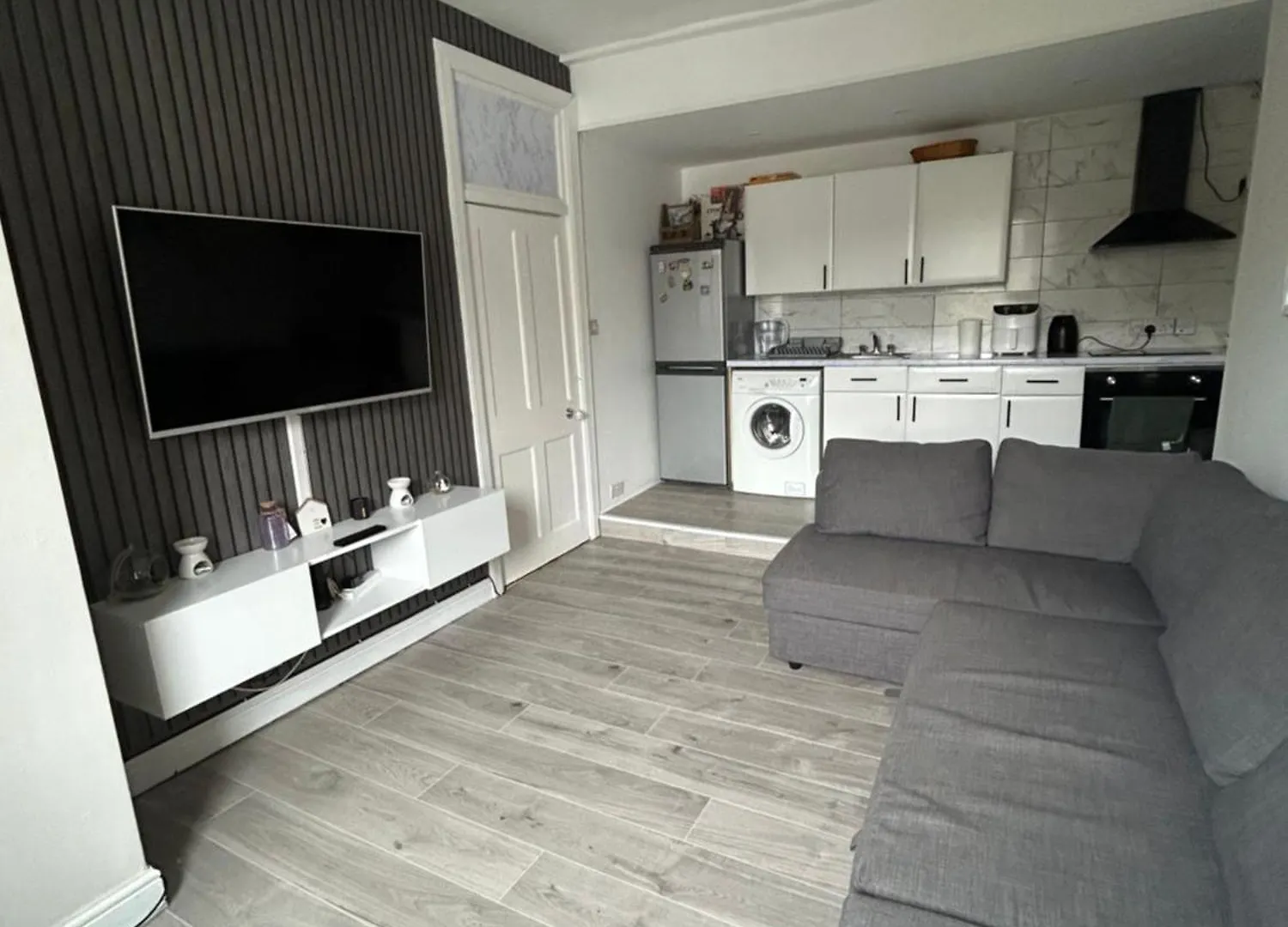 Bright Bedroom With King Side Bed And Shared Bathroom Or Whole One Bedroom Apartment エディンバラ 0*,