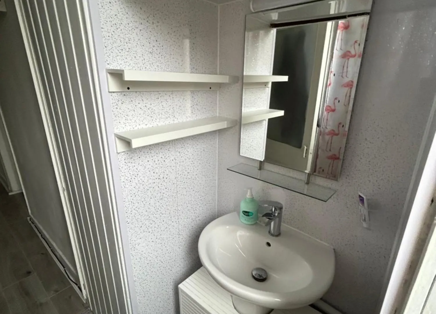 Bright Bedroom With King Side Bed And Shared Bathroom Or Whole One Bedroom Apartment エディンバラ