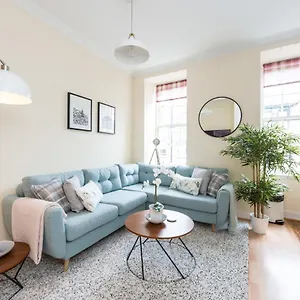 Bright And Modern 2 Bed Appartement