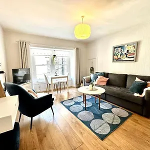  Apartment Centre Hidden Hideout For 2
