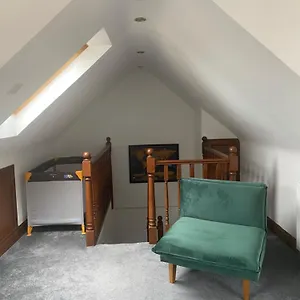 Cosy With Free Parking Close To Airport Appartement