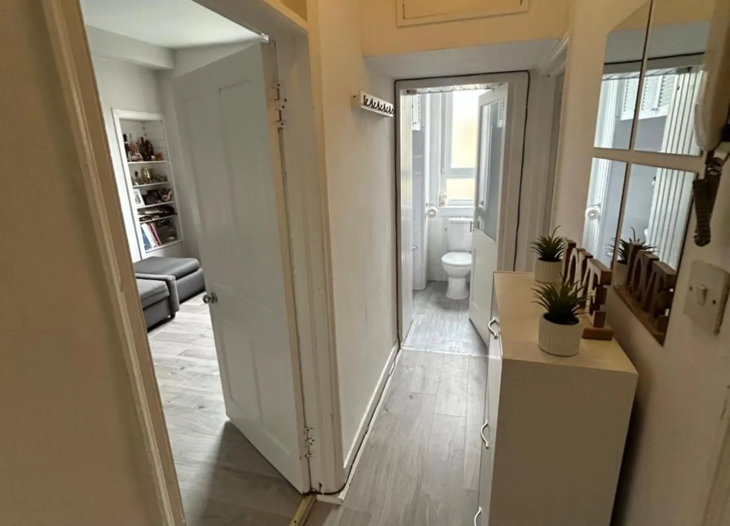 Bright Bedroom With King Side Bed And Shared Bathroom, Just A 15 Minute Walk From Haymarket Station Edinburgh