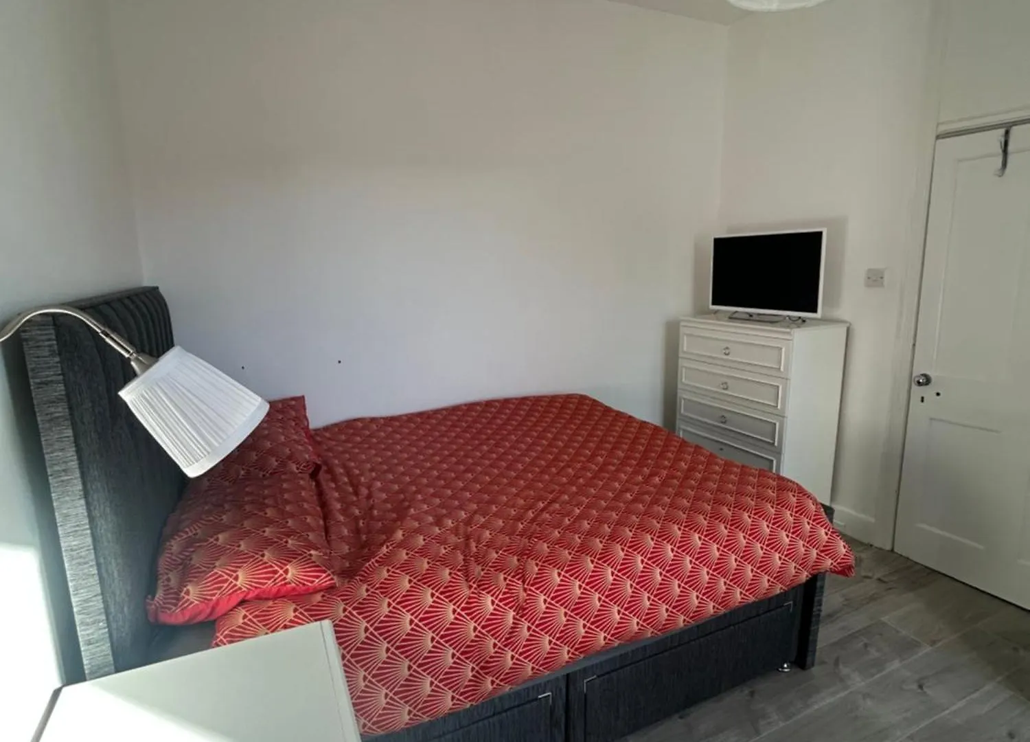 Apartment Bright Bedroom With King Side Bed And Shared Bathroom, Just A 15 Minute Walk From Haymarket Station Edinburgh