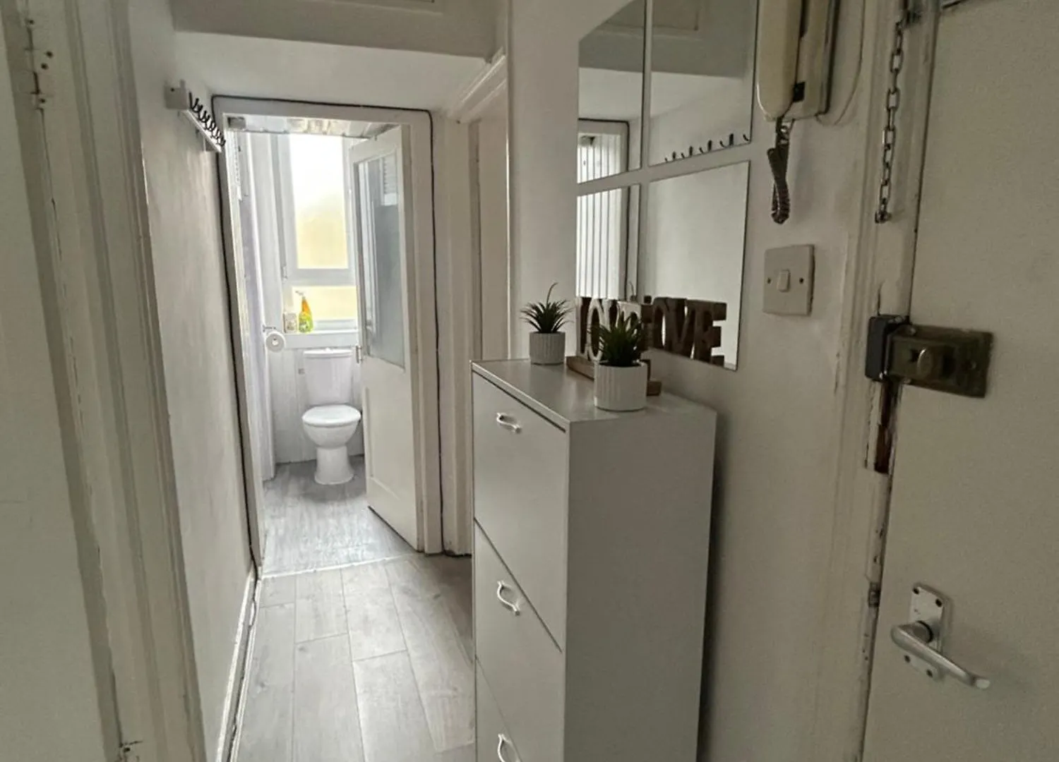 Bright Bedroom With King Side Bed And Shared Bathroom, Just A 15 Minute Walk From Haymarket Station Edinburgh Apartment