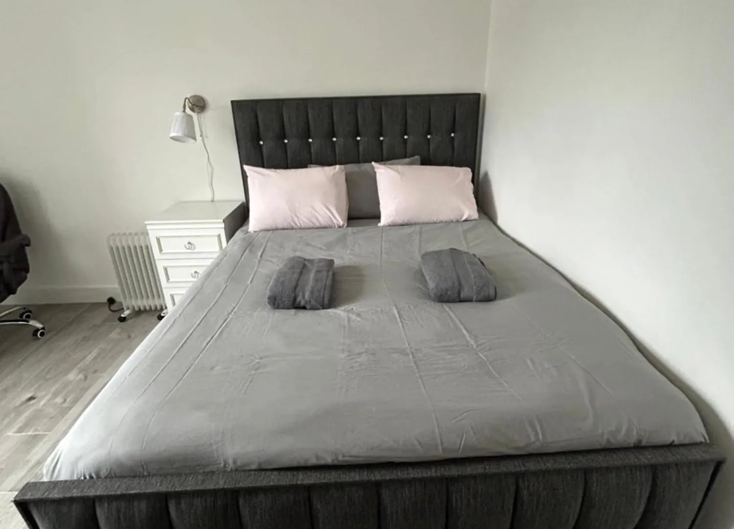 Bright Bedroom With King Side Bed And Shared Bathroom, Just A 15 Minute Walk From Haymarket Station Edinburgh